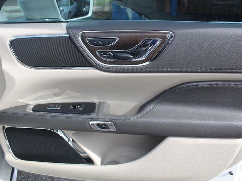 Used 2017 Lincoln Continental Reserve image 14