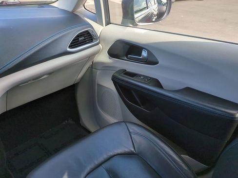 Used 2021 Chrysler Pacifica Touring-L image 16