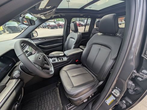 Used 2024 Jeep Grand Cherokee Limited image 14