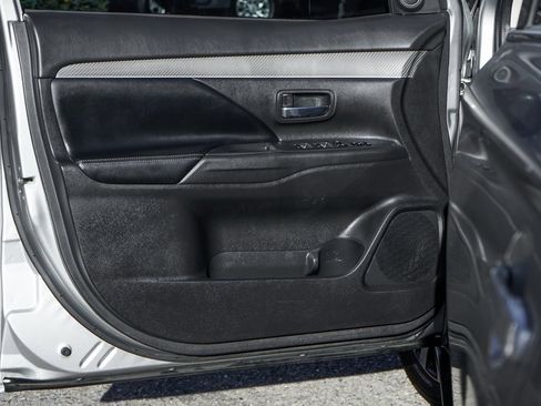 Used 2019 Mitsubishi Outlander SEL image 16