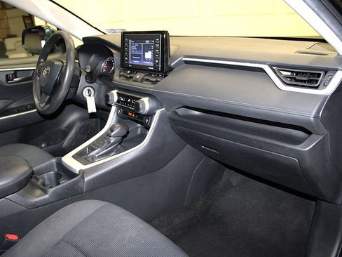 Used 2021 Toyota RAV4 LE AWD/4WD image 29