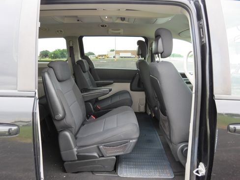 Used 2010 Dodge Grand Caravan SXT w/ Trailer Tow Group FWD image 31