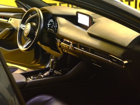 Used 2020 MAZDA MAZDA3 Hatchback w/ Premium Package image 32