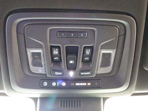 Used 2022 Chevrolet Silverado 1500 ZR2 w/ Technology Package image 28