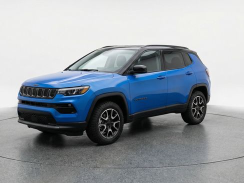 Used 2025 Jeep Compass Trailhawk image 3