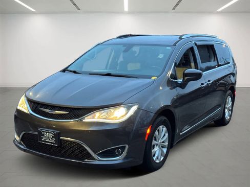 Used 2019 Chrysler Pacifica Touring-L image 1
