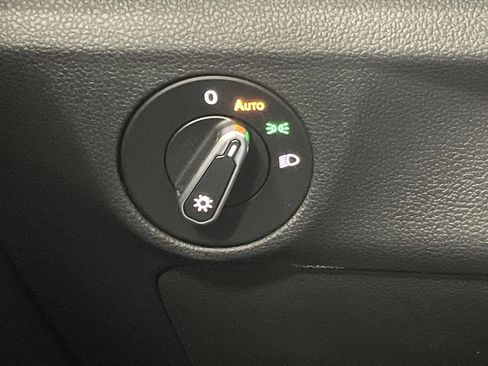 Used 2025 Volkswagen Jetta SE image 24