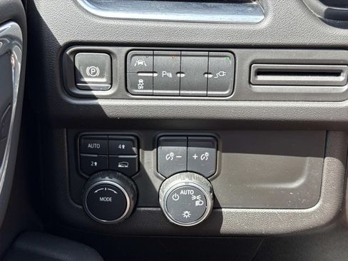 Used 2022 Chevrolet Suburban RST AWD/4WD image 18