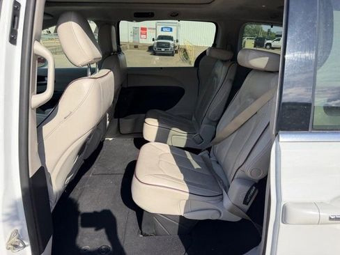 Used 2020 Chrysler Pacifica Limited FWD image 9