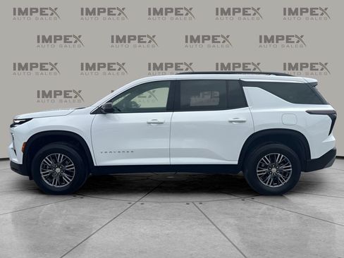 Used 2025 Chevrolet Traverse LT FWD image 2