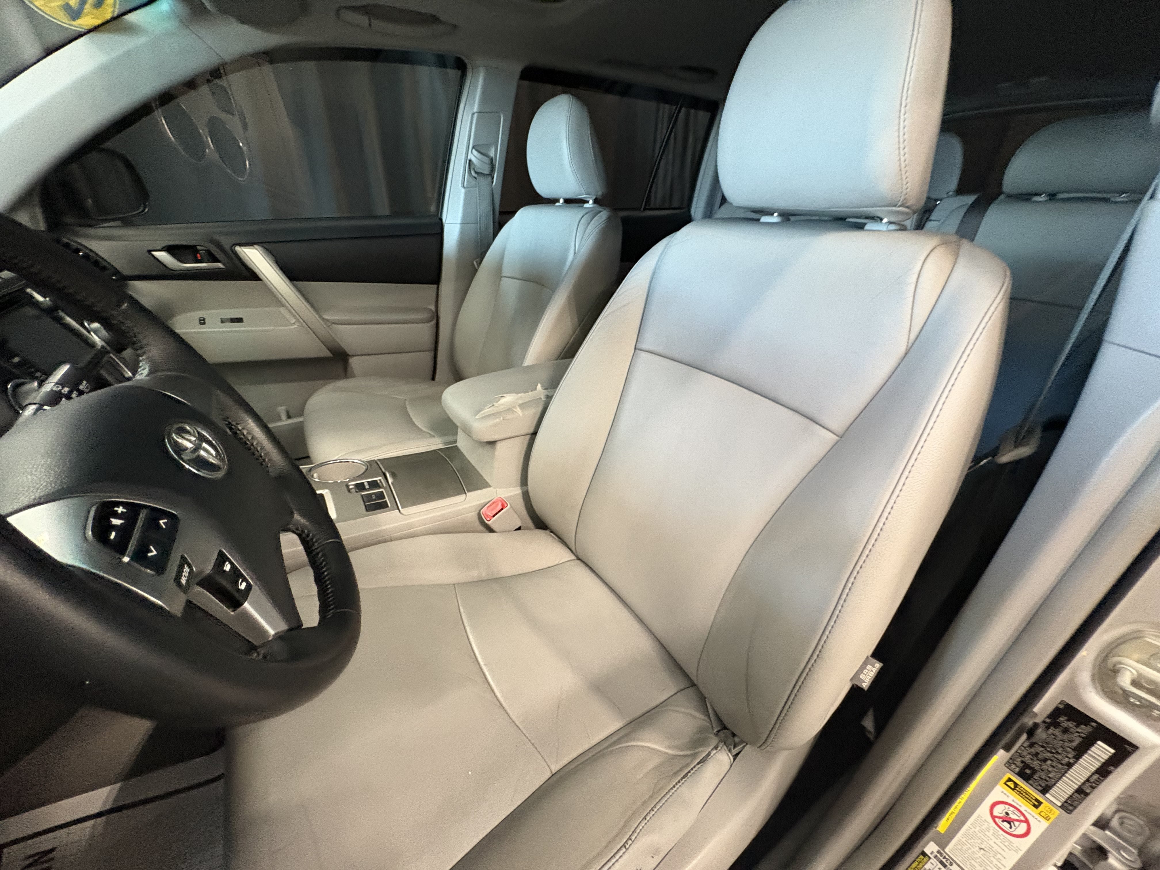Used 2013 Toyota Highlander SE FWD image 8