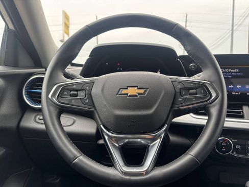 Used 2025 Chevrolet Trax LT w/ LT Convenience Package FWD image 26