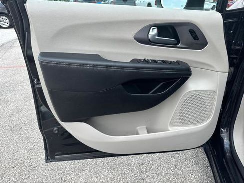 Certified 2023 Chrysler Pacifica Touring-L FWD image 14