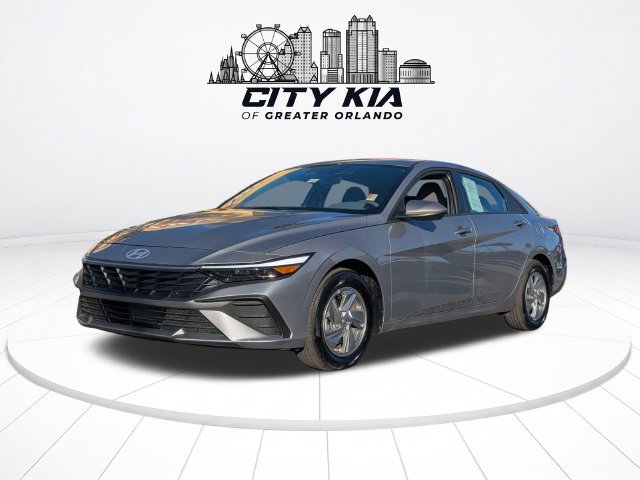 Used 2026 Hyundai Elantra SE FWD image 2