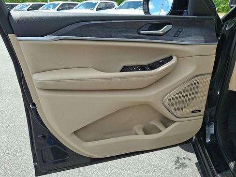 Used 2023 Jeep Grand Cherokee Limited w/ Luxury Tech Group II AWD/4WD image 12