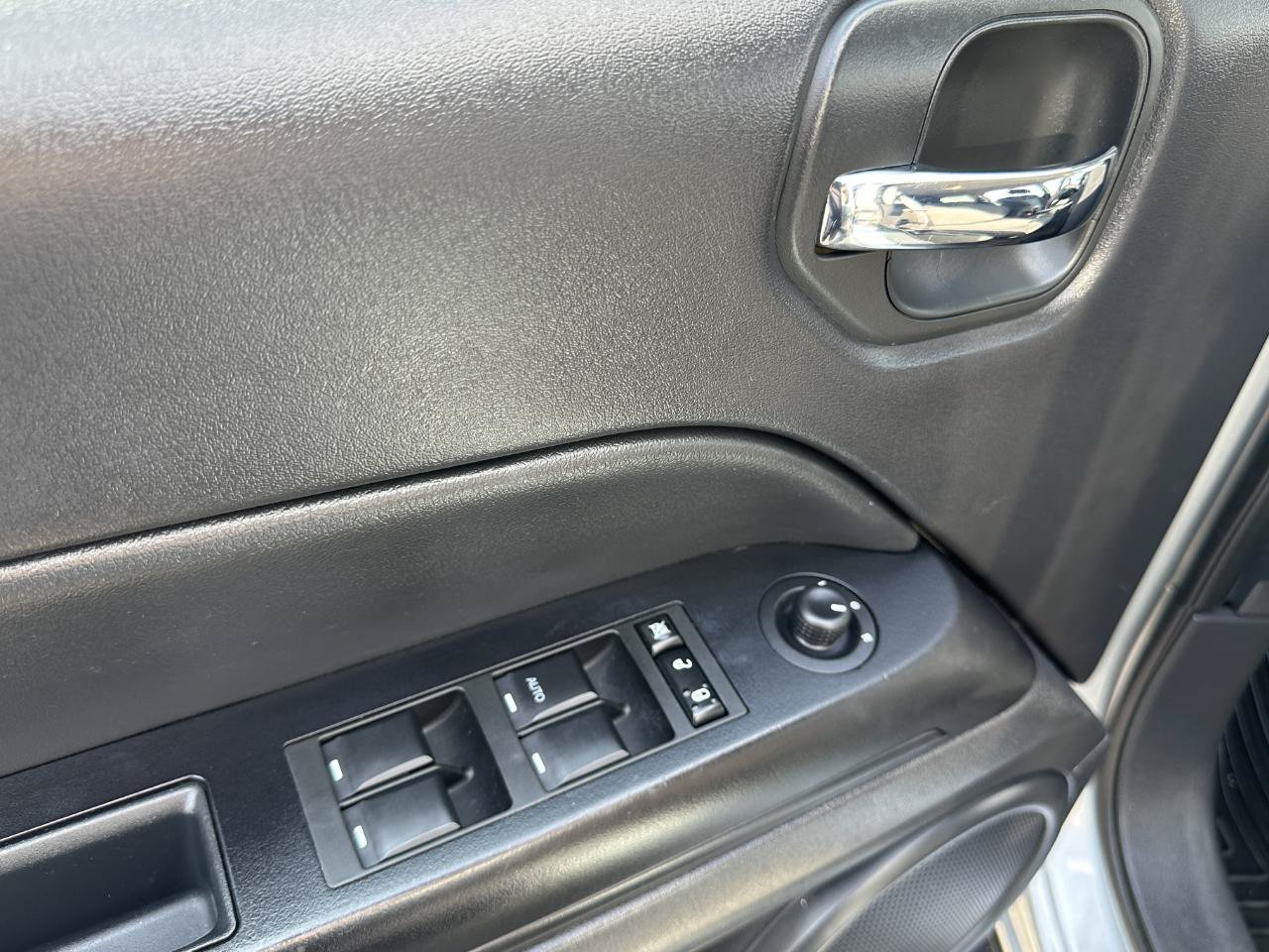 Used 2017 Jeep Patriot Latitude AWD/4WD image 23
