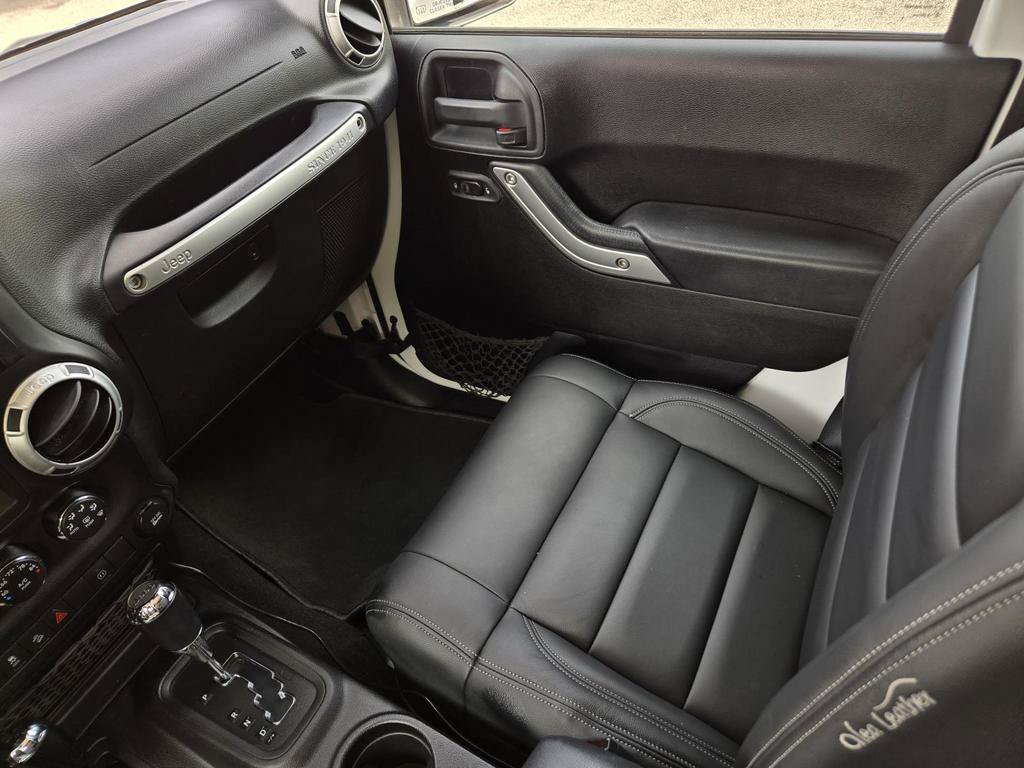 Used 2012 Jeep Wrangler Unlimited Sahara w/ Connectivity Group AWD/4WD image 17