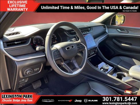 Used 2025 Jeep Grand Cherokee Limited AWD/4WD image 17