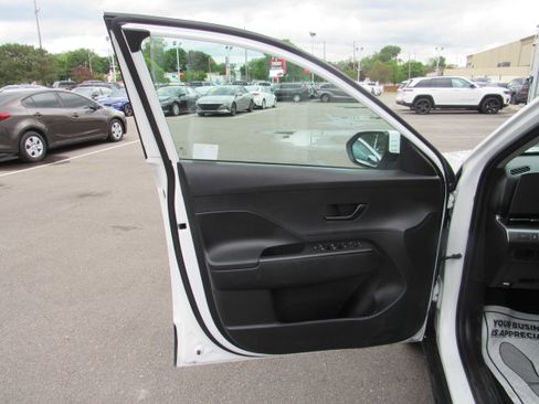 Used 2025 Hyundai Kona SEL FWD image 9