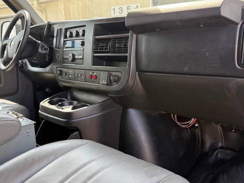 Used 2015 Chevrolet Express 2500 RWD image 39