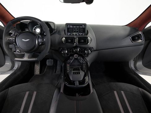 Used 2022 Aston Martin V8 Vantage Coupe image 24