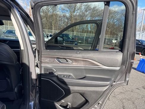 Certified 2022 Jeep Grand Cherokee Limited w/ Luxury Tech Group II image 31