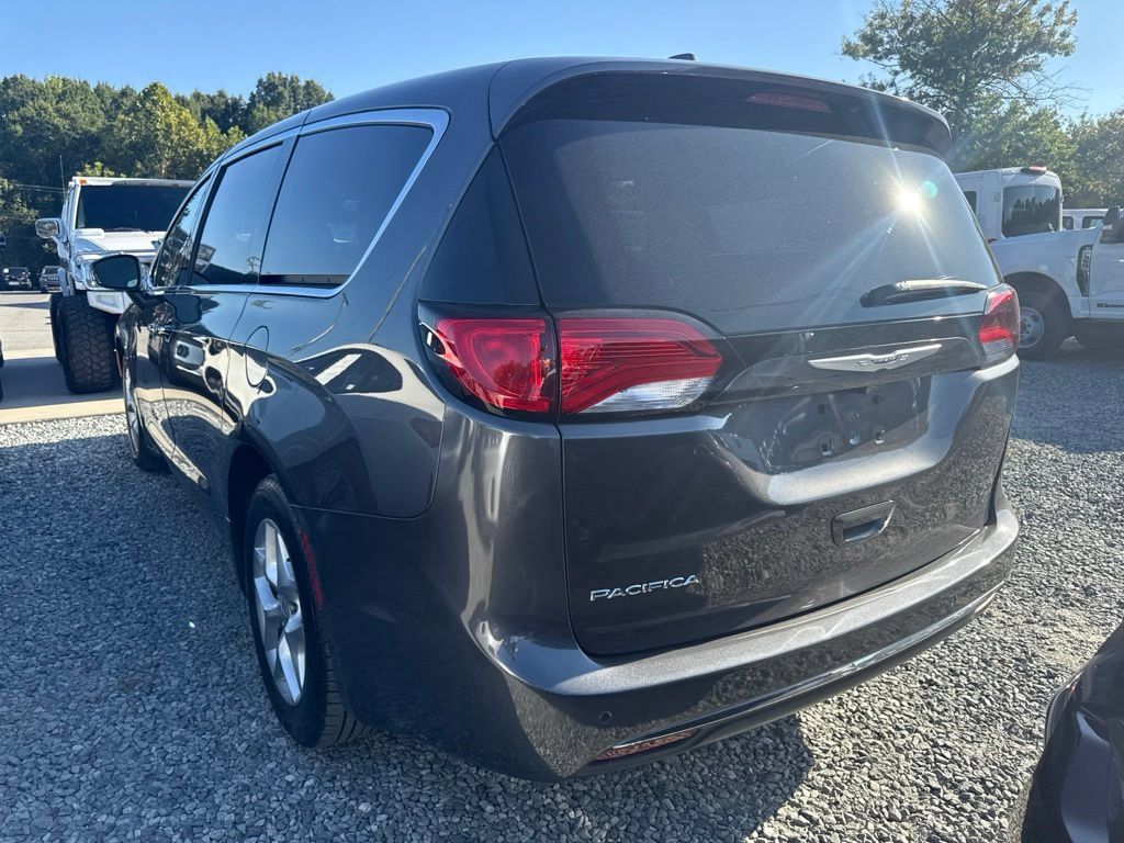 Used 2019 Chrysler Pacifica Touring Plus w/ Tire & Wheel Group FWD image 4