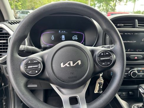 Used 2025 Kia Soul LX w/ LX Technology Package FWD image 27