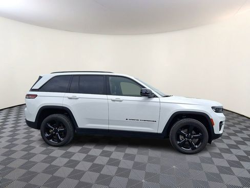 Used 2023 Jeep Grand Cherokee Altitude AWD/4WD image 10