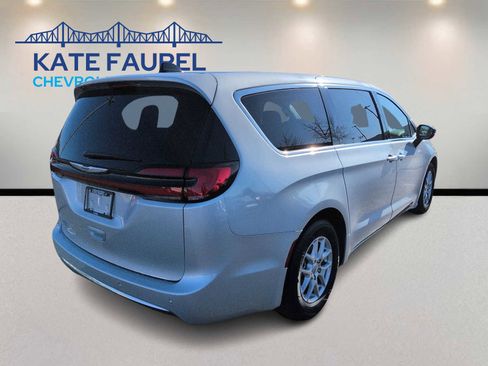 Used 2024 Chrysler Pacifica Touring-L image 7