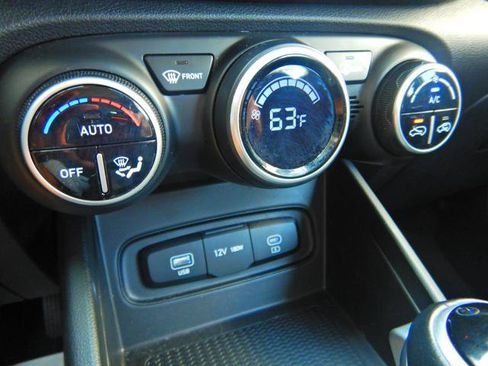Used 2025 Hyundai Venue SEL FWD image 16