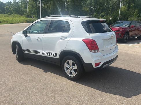 Used 2021 Chevrolet Trax LT w/ LT Convenience Package FWD image 3