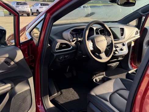 New 2027 Chrysler Pacifica Select AWD/4WD image 12