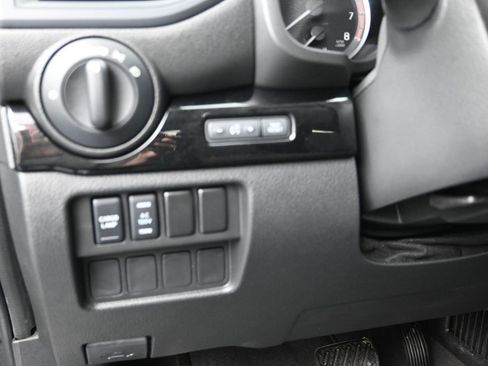 Used 2024 Nissan Titan SV w/ SV Convenience Package image 12