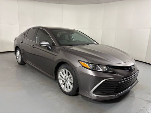 Used 2023 Toyota Camry LE image 2