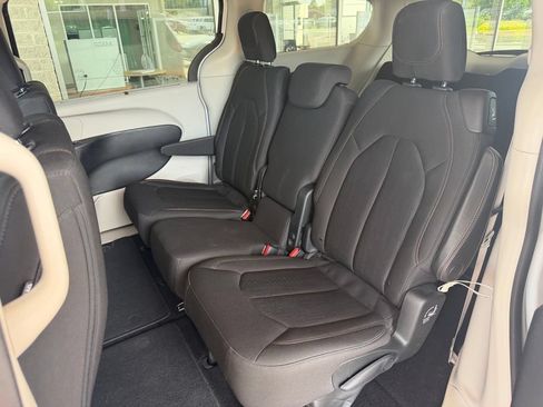 Used 2018 Chrysler Pacifica Touring Plus FWD image 47