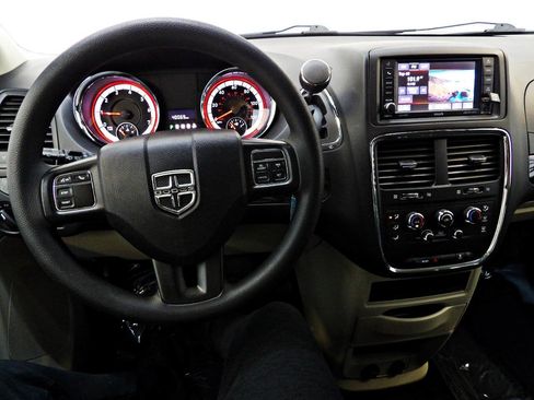 Used 2018 Dodge Grand Caravan SE w/ UConnect Hands-Free Group FWD image 16