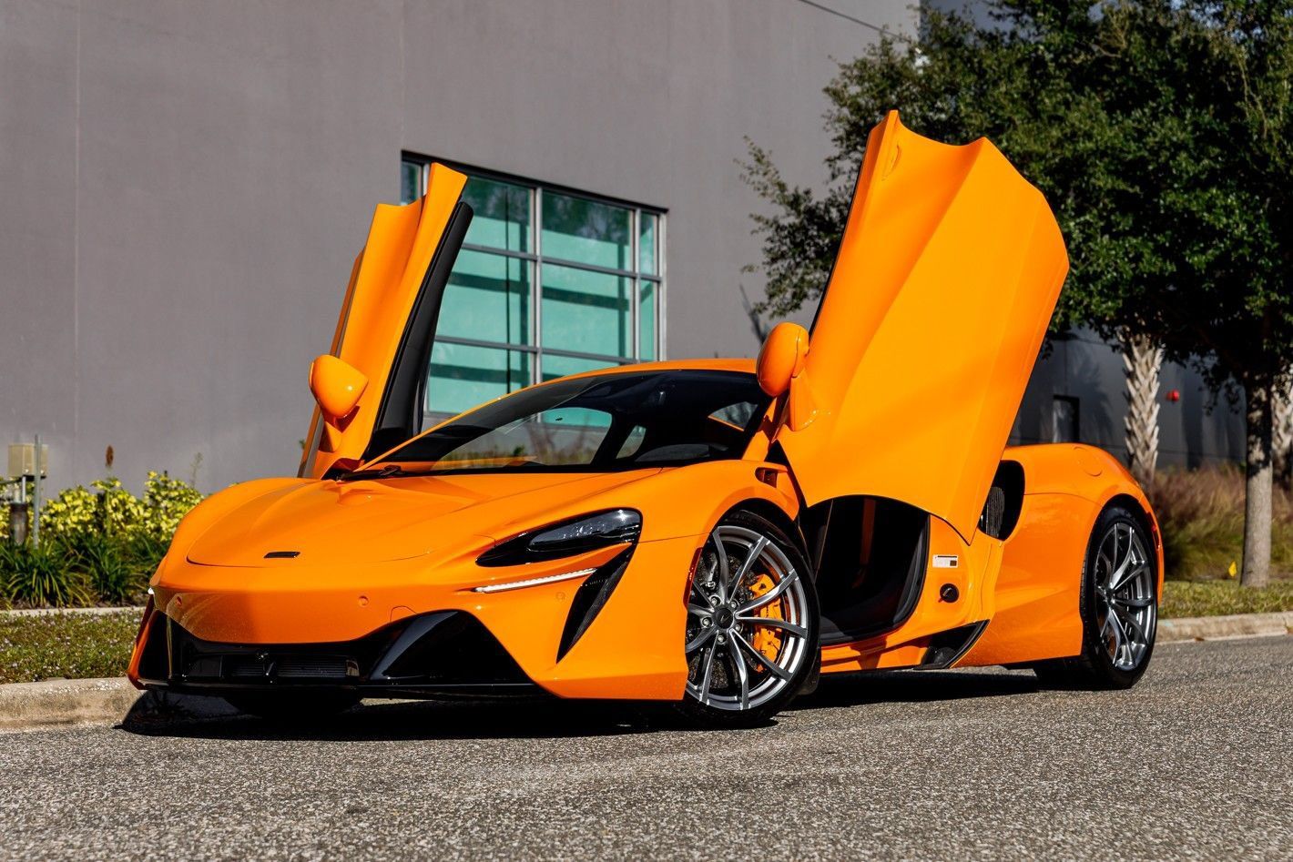 Used 2025 McLaren Artura RWD image 15