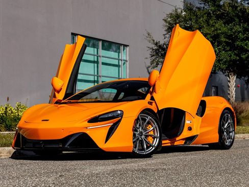Used 2025 McLaren Artura RWD image 15