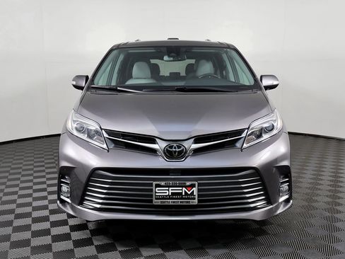 Used 2018 Toyota Sienna Limited image 4