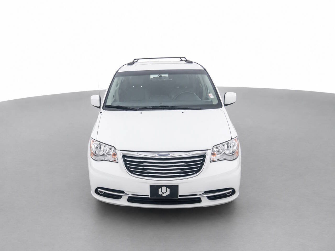 Used 2016 Chrysler Town & Country Touring FWD image 2