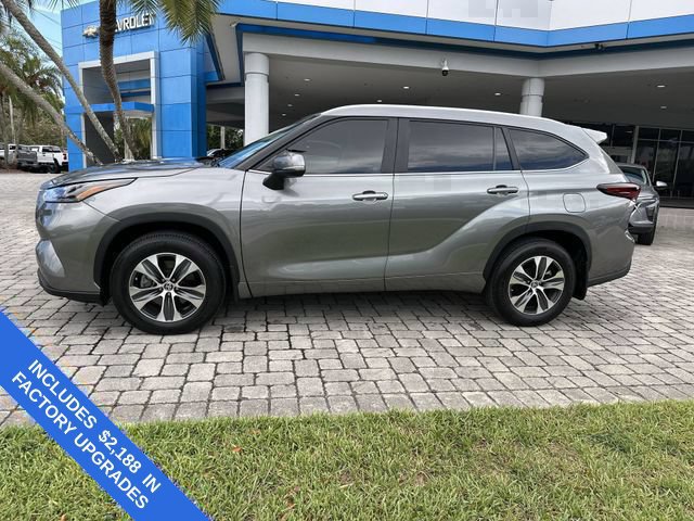 Used 2025 Toyota Highlander XLE FWD image 31