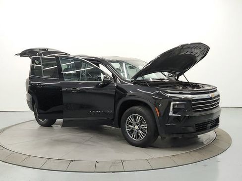 Used 2025 Chevrolet Traverse LT image 9
