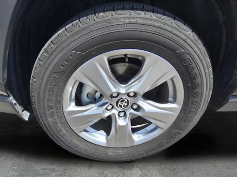 Used 2025 Toyota RAV4 LE AWD/4WD image 30