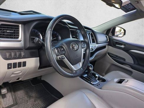 Used 2014 Toyota Highlander XLE FWD image 10