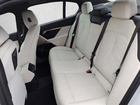 New 2026 BMW i5 eDrive40 image 16