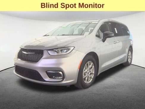 Used 2024 Chrysler Pacifica Touring-L FWD image 4