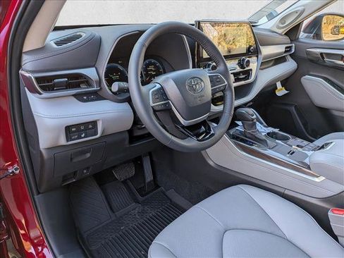 New 2026 Toyota Highlander Limited image 3