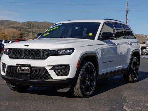 Used 2023 Jeep Grand Cherokee Altitude AWD/4WD image 35