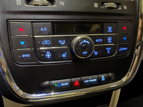 Used 2016 Chrysler Town & Country Touring-L image 46